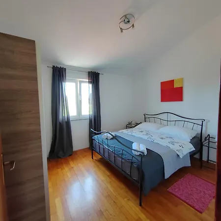 Roko, Hrvatska Lejlighed *